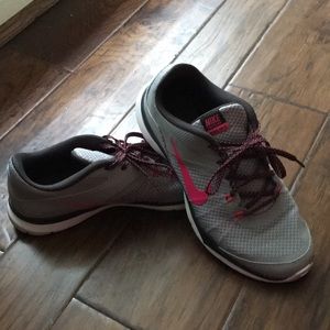 Light grey and hot pink Flex TR5 shoes